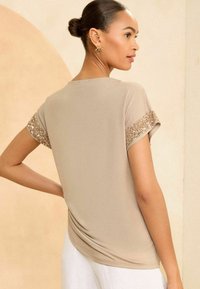 Love & Roses SEQUIN CUFF REGULAR FIT - Printtipaita - camel