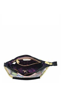 Schwarze Handtasche mit goldenen Beschlägen, Reißverschluss und floral gemustertem lila Innenfutter. Verfügt über mehrere Fächer und einen Kettenriemen.