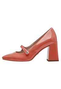 Escarpin en cuir verni corail avec un bout pointu, une sangle ajustable et un talon bloc transparent épais. Texture lisse avec une finition brillante.