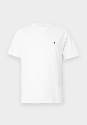 Biała bawełniana koszulka z dekoltem w serek, krótkimi rękawami, z małym czarnym logo na piersi. Gładka faktura, casualowy krój.