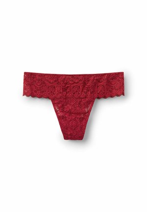 Rode kantstring met een golvende kantafwerking aan de tailleband, bloemenpatronen en een semi-doorzichtige textuur.