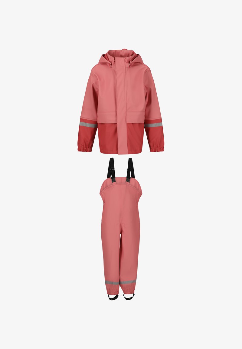 Lyserød regnjakke med hætte, elastiske manchetter og reflekser; parret med lyserøde overalls med justerbare stropper og ankelsnapper.