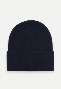 Tengerészkék kötött sapka hajtott szélekkel, sima textúrával és varratmentes tetejével, rugalmas, meleg anyagból készült.