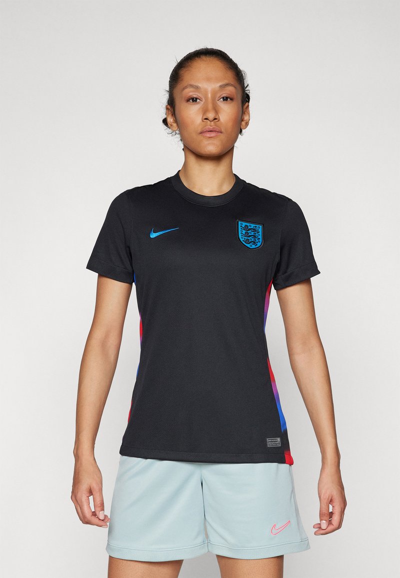 Musta sportlik särk sinise Nike logo ja Inglismaa vööndiga; omaduseks on värvikad küljeaktsendid punases ja sinises; koos helesiniste lühikeste püksidega.