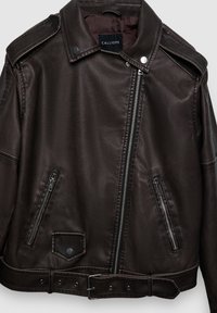 Veste de moto marron en cuir synthétique avec fermeture éclair à l'avant, deux poches latérales zippées et épaulettes aux épaules.