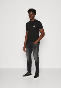 Antony Morato WITH RUBBER INJECTION  PRINT DOUBLE LAYER - Camiseta estampada - black