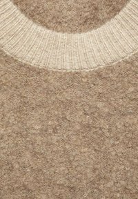 Beige Wollpullover mit einer strukturierten Oberfläche und einem hellcremefarbenen gerippten Kragen. Das Material wirkt weich und leicht fusselig.