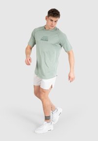 Smilodox POWERFIT TRIPLE PERFORMANCE - T-shirt till träning - olive