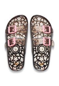 Przezroczyste klapki na płaskiej podeszwie z dwoma różowymi klamrami, brązowym wzorem w plamki oraz czarnymi abstrakcyjnymi wzorami na wkładce.