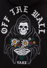 Zwarte sweatshirt met een grafisch ontwerp van een gemaskerde figuur met een schedel, die een boeket bloemen vasthoudt. De tekst luidt "OFF THE WALL" en "VANS."