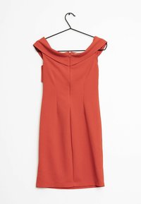 Rode mouwloze jurk tot de knie met off-shoulder halslijn, hangend aan een zwarte hanger tegen een witte achtergrond.