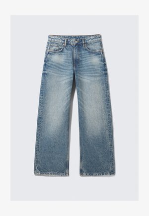 Jeans large bleu clair en denim, dotés d'une taille haute, de cinq poches et d'un délavage avec un léger effet de moustaches.