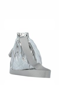 Borsa trapuntata argento a forma triangolare, con una texture lucida e una tracolla grigia piatta. Presenta una chiusura superiore sicura e un design elegante.