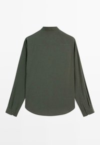 Dunkelgrünes Langarmshirt mit Stehkragen, geradem Schnitt, geknöpften Manschetten und glatter Textur. Rückansicht ohne sichtbare Muster.