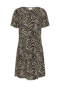 Krótkosleeve sukienka w beżowo-czarny wzór zebry, wykonana z lekkiego materiału o luźnym kroju i rozkloszowanej spódnicy.