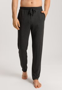 Zwarte, lichtgewicht pyjamabroek met een elastische tailleband, verstelbaar trekkoord en zijzakken. Zachte textuur, relaxte pasvorm.