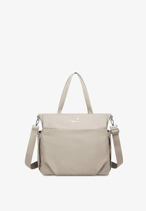 Beige Tragetasche aus weichem Stoff mit verstellbarem Riemen, zwei Griffen, Fronttasche und Logodetail an der Seite. Glatte Textur.