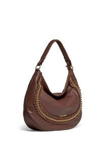 Borsa a tracolla in pelle marrone con tracolla intrecciata, dettaglio in catena dorata, texture liscia e accento con logo. Silhouette curvata e ampia.