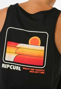 Schwarzes Tanktop mit einem farbenfrohen Sonnenuntergangsdesign in Orange, Gelb und Rot, mit "RIPCURL" und Text darunter in fetten weißen und orangen Schriftarten.
