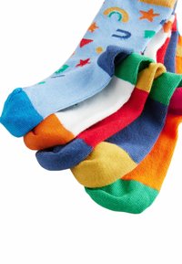Bunt gemusterte Baumwollsocken mit Designs von Sternen, Bäumen und Regenbögen in den Farben Blau, Orange, Grün, Rot, Gelb und Weiß.