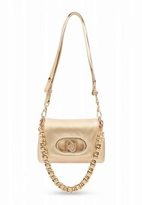 Sac à main en cuir métallisé doré avec une forme structurée, doté d'une bandoulière en chaîne et d'une pièce métallique ovale sur le devant.