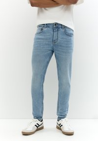 PULL&BEAR - CARROT - Jeans Tapered Fit - light blue denim Thumbnail Image 1