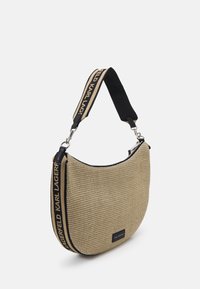 Sac à épaule beige tissé en forme de croissant avec bordure noire et bandoulière noire avec le texte "KARL LAGERFELD" en beige.