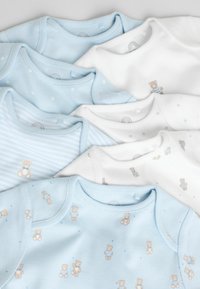 Sæt med babydragter i blød bomuld. Indeholder lyseblå og hvide farver, forskellige mønstre inklusive bamser og stjerner, med rundede halsudskæringer.