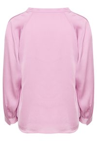 Langærmet, rosa bluse med en glat tekstur og raglanærmer. Har en rund udskæring og knapmansjetter. Enkel design, uden mønstre.