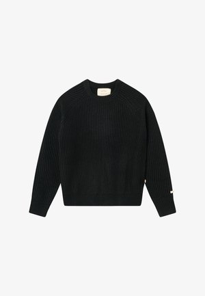 Juodas ruožuotas megztinis su ilgomis rankovėmis, apvaliu iškirpimu, matomu siūlų siuvimu pečių srityje ir mažomis audinio etiketėmis ant rankovės ir šoninio siūlo.