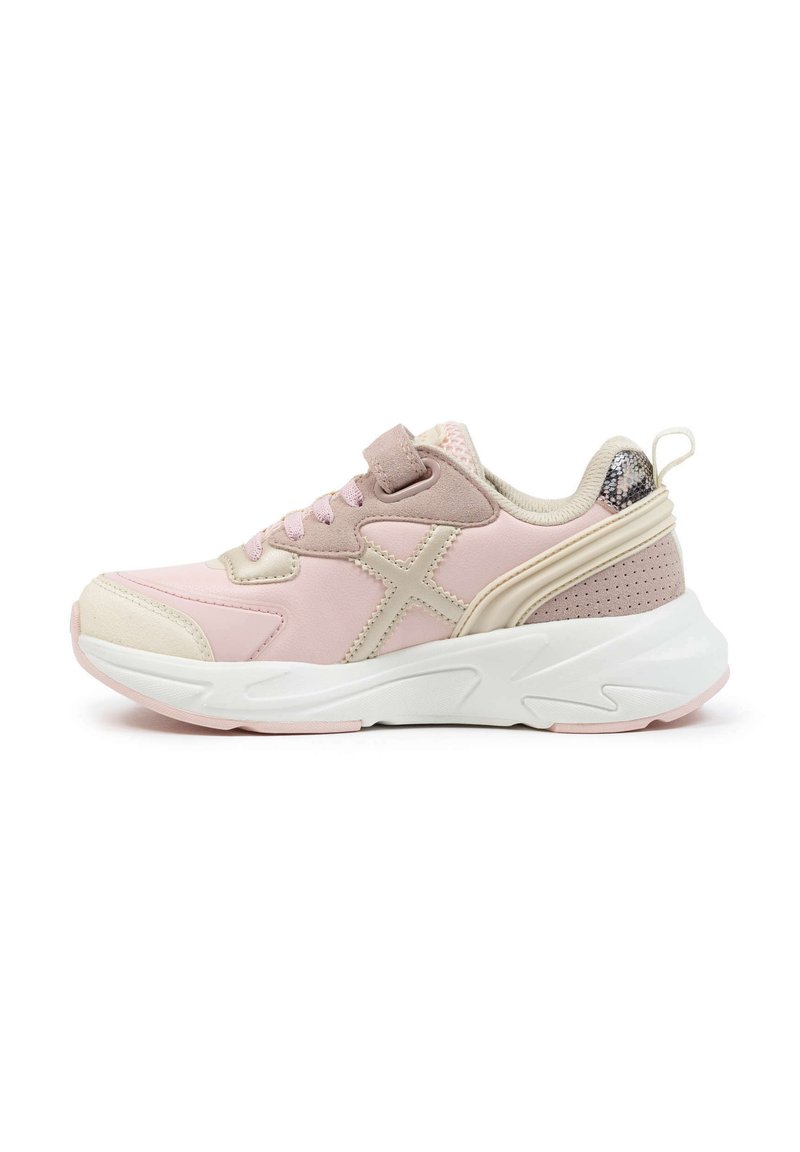 Zapatilla deportiva rosa con una mezcla de material liso y texturizado; cuenta con una suela blanca, acentos en tonos pastel y un talón decorativo con un patrón.