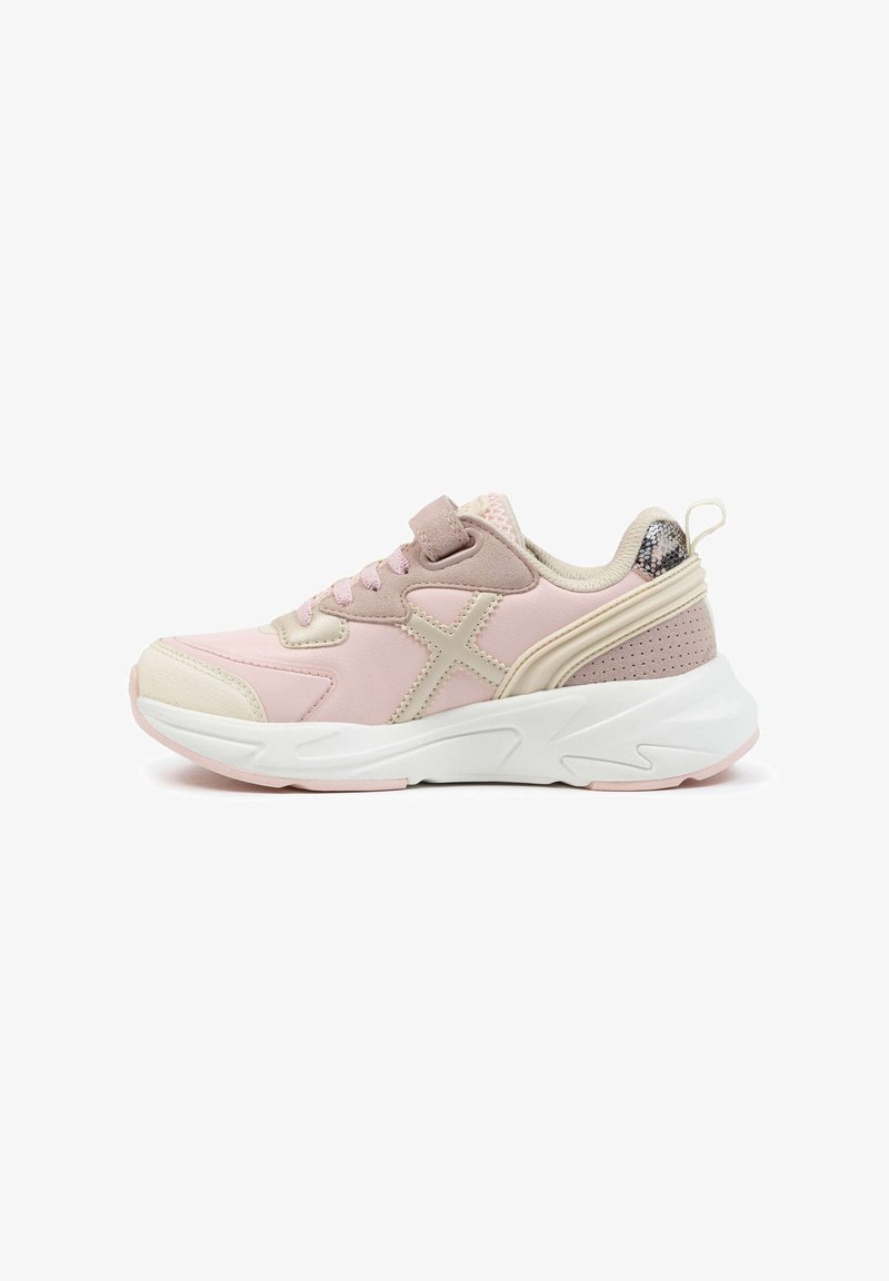 Zapatilla deportiva rosa con una mezcla de material liso y texturizado; cuenta con una suela blanca, acentos en tonos pastel y un talón decorativo con un patrón.