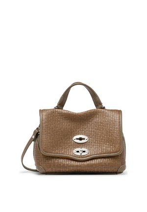 Borsa a mano in pelle marrone testurizzata con manico superiore, chiusura a patta e due fermagli argentati a rotazione, mostrata su sfondo bianco.