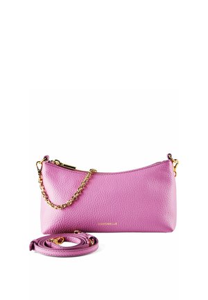 Piccola borsa a mano rosa in pelle con tracolla a catena dorata e tracolla più lunga staccabile avvolta accanto.