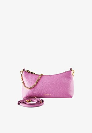 Bolso pequeño de cuero rosa con asa de cadena dorada y correa más larga desmontable enrollada a su lado.