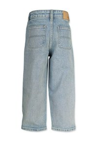 Hellblaue Denim-Culottes mit lockerer Passform, ausgestattet mit zwei Gesäßtaschen und einem braunen Lederpatch am Bund.