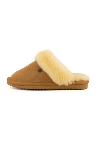 Bruine suede instappantoffels met een beige fluffy bontmanchet en rubberen zool. Beschikt over een kleine decoratieve zwarte knop aan de zijkant.