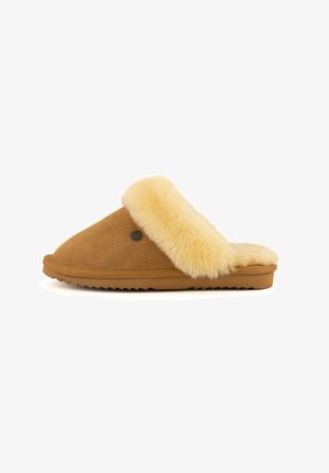 Bruine suede instappantoffels met een beige fluffy bontmanchet en rubberen zool. Beschikt over een kleine decoratieve zwarte knop aan de zijkant.