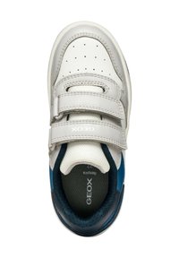 Baskets pour enfants blanches et marine avec tige perforée, deux bandes Velcro et intérieur rembourré. Présente le logo Geox sur le côté.