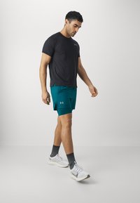 Under Armour LAUNCH - 2-in-1 short - hydro teal circuit teal reflective