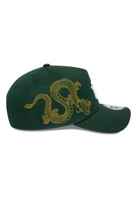 Casquette verte avec un motif de dragon doré brodé sur le côté. Visière arrondie et tissu texturé, avec un bouton cousu sur le dessus.