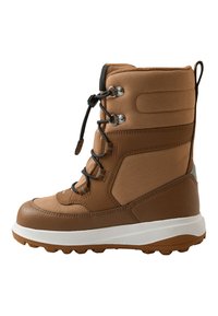 Hnědé waterproof boty s texturovaným svrškem, zesílenými očky, černými tkaničkami a bílou gumovou podešví s protiskluzovým vzorem.