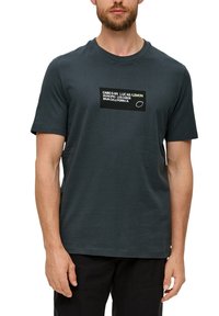 Czarny, szary t-shirt z bawełny, z krótkimi rękawami i prostokątną czarną grafiką z białym napisem na przodzie.