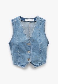 Chaleco de mezclilla con cuello en V, color azul claro, decorado con pequeñas estrellas plateadas, con tres botones frontales y diseño sin mangas.