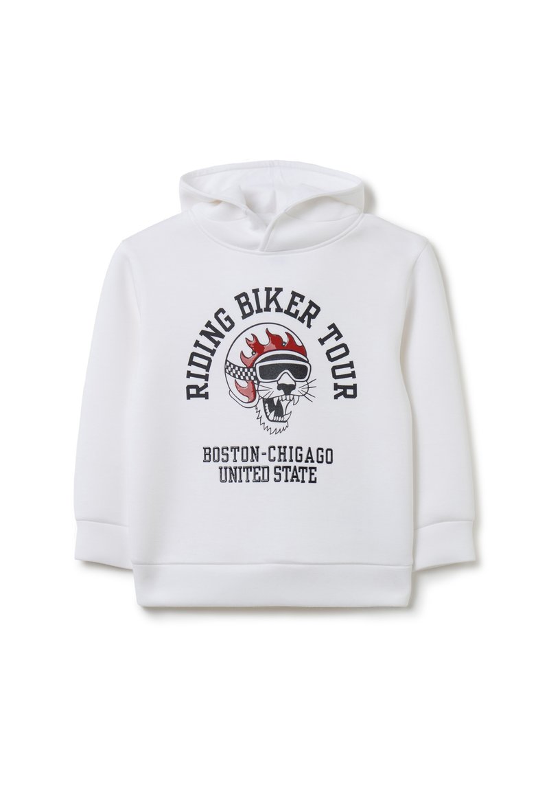 Sudadera blanca con un gráfico en el frente que presenta una calavera con gafas de sol, llamas y el texto: "TOUR DE MOTEROS BOSTON-CHICAGO ESTADOS UNIDOS."