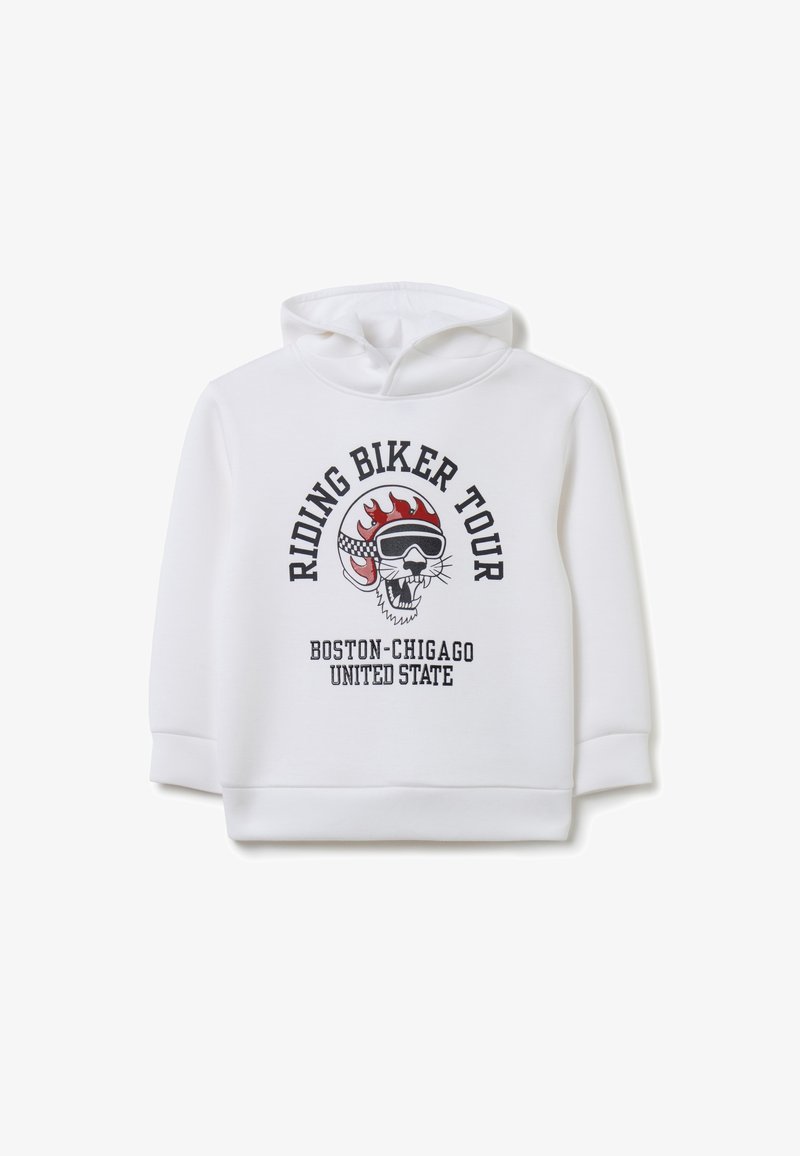 Sudadera blanca con un gráfico en el frente que presenta una calavera con gafas de sol, llamas y el texto: "TOUR DE MOTEROS BOSTON-CHICAGO ESTADOS UNIDOS."