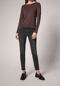 comma Sweter