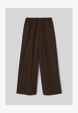 Pantalon marron à jambes larges avec des motifs verticaux en dentelle ajourée et une taille élastique, posé à plat sur un fond gris clair.
