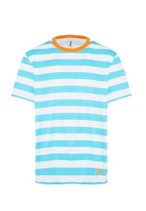 T-shirt a righe in blu chiaro e bianco, con colletto arancione a girocollo. Maniche corte e un piccolo logo sul lato sinistro in basso. Materiale in cotone.