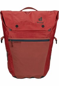Roter Stoffrucksack mit Rollverschluss, vorderer Reißverschlusstasche und grauen Akzenten. Verfügt über ein Logo und eine strapazierfähige Textur.